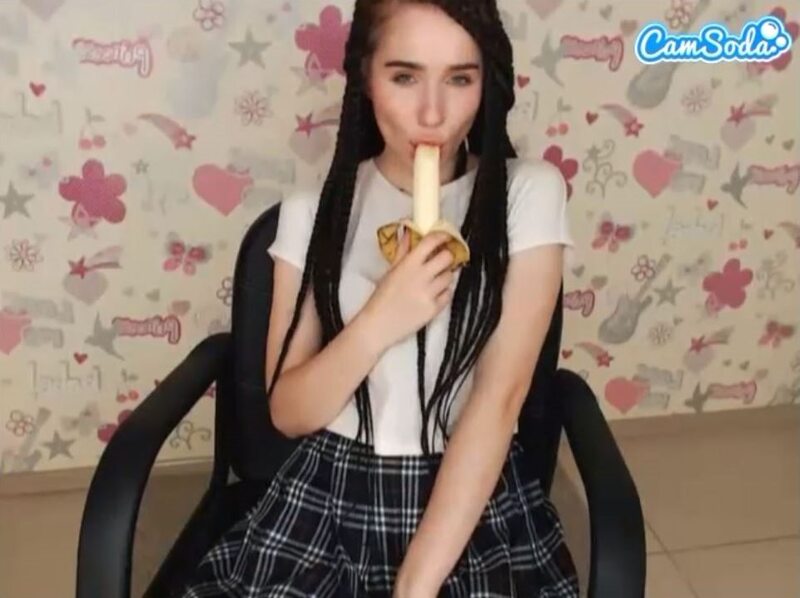 CamSoda modelo adulto chupando banana