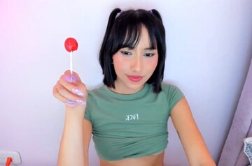 camsoda-vs-myfreecams-model-hd-show_mobile.jpg